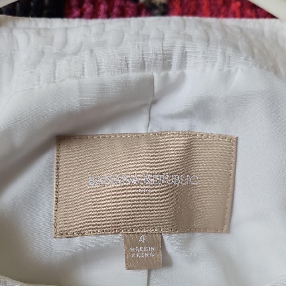 Banana Republic White Blazer with Structured Shoulders and Elegant Design - Picture 2 of 7